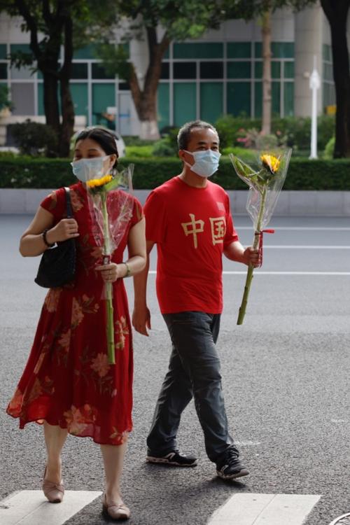 新澳门近15期开奖记录和爸爸穿旗袍为儿应援与爸爸穿旗袍陪考
